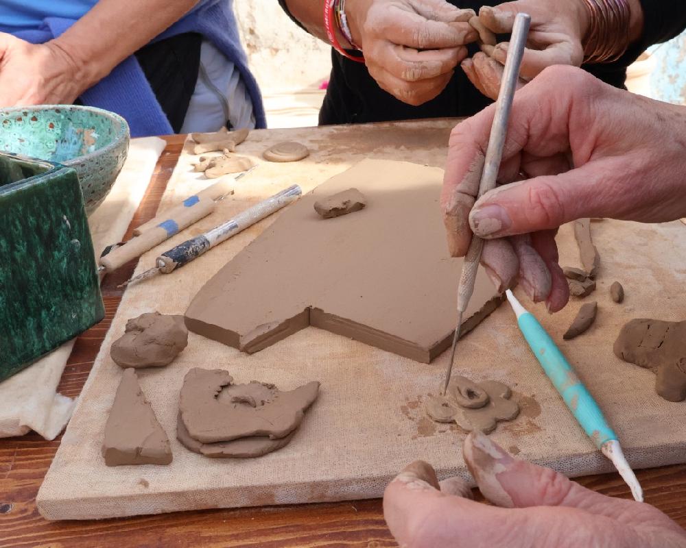 L'Art du Tour de Main : Initiation à la Céramique Traditionnelle à Erriadh