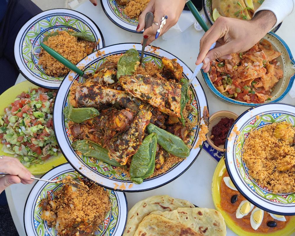L’Art de la Table Djerbienne : Immersion Culinaire et Rencontre avec une Femme Passionnée